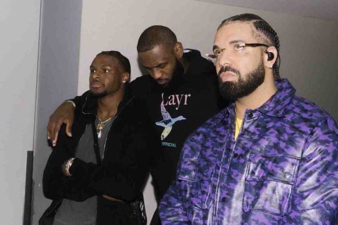 Drake e LeBron James Sulla destra Drake, alle sue spalle Bronny e LeBron James