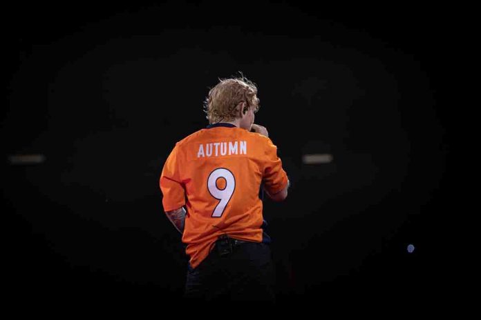 Ed Sheeran Ed Sheeran live con una maglia che annuncia il prossimo disco