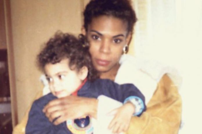 Elodie e sua madre Cantante vecchia foto madre
