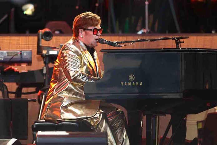 Elton John, 76 anni, dei quali 58 trascorsi su un palco