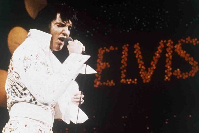 Elvis in una foto del 1972, oggi avrebbe 88 anni