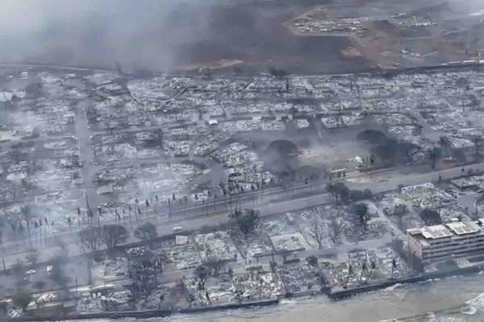 Lahaina rasa al suolo dagli incendi Una sconvolgente immagine di Lahaina, rasa al solo dagli incendi