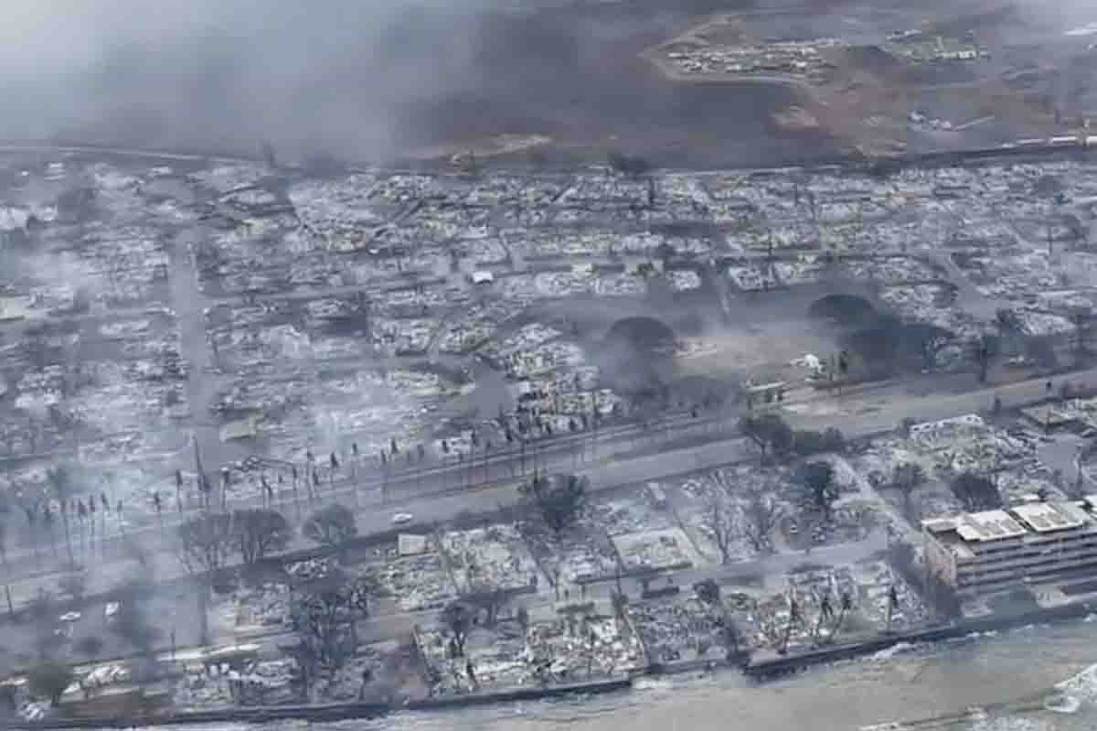 Una sconvolgente immagine di Lahaina, rasa al solo dagli incendi