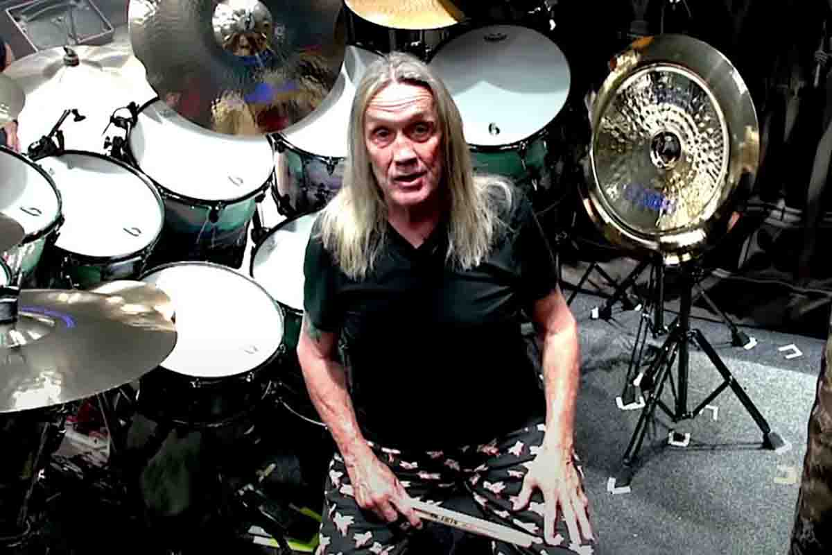 Nicko McBrain, 71 anni, guarito da un tumore, ha recuperato da un ictus