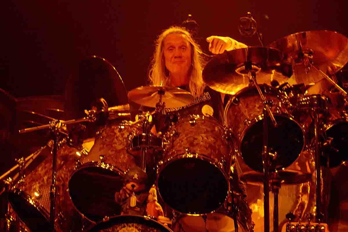 Nicko McBrain dietro la batteria degli Iron Maiden