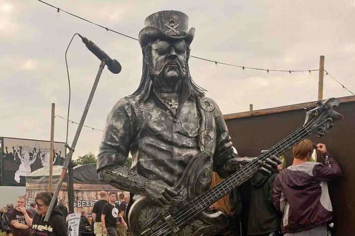 La statua di Lemmy eretta al Festival di Wacken