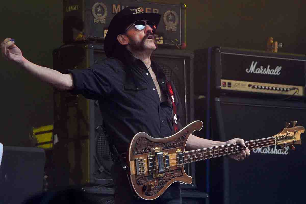 L'inconfondibile sagoma di Lemmy sul palco con i Motorhead