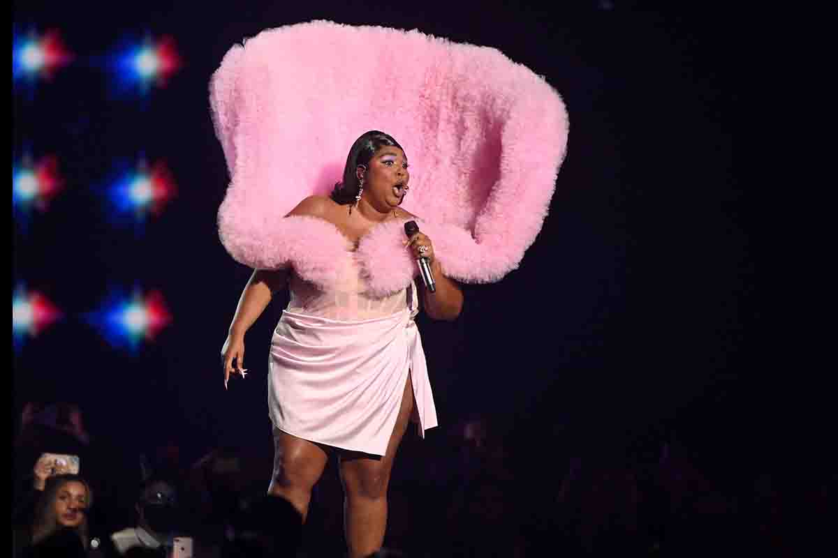 Lizzo durante l'esibizione ai recenti Brit Awards