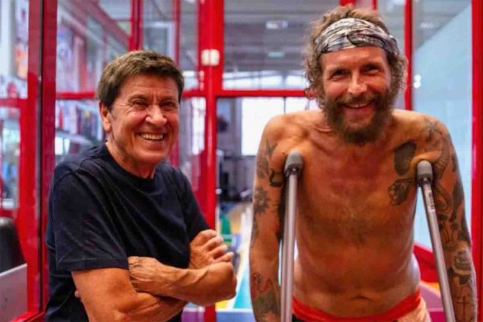 Lorenzo Jovanotti Morandi Lorenzo accanto a Gianni Morandi che lo ha visitato durante la sua fisioterapia