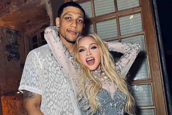 Madonna Madonna e Josh Popper, il suo nuovo fidanzato che ha l'età del figlio
