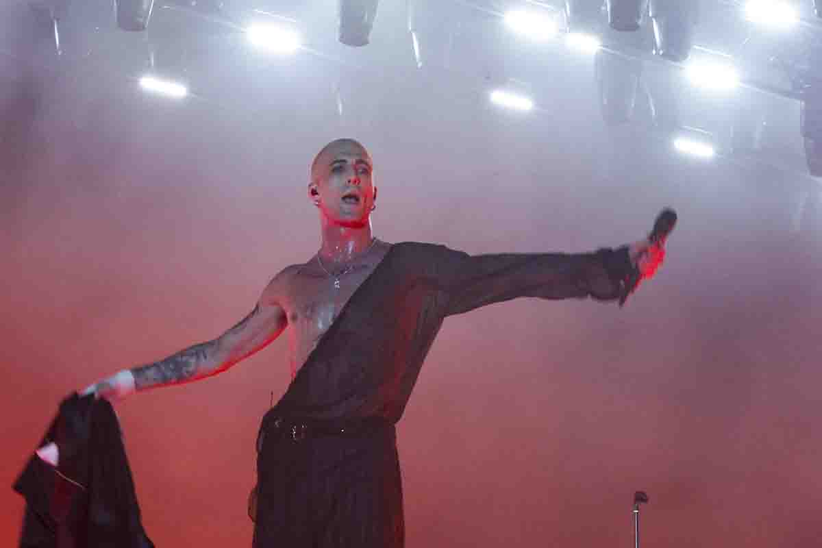 Damiano, leader dei Maneskin sul palco dell'ultimo tour negli stadi