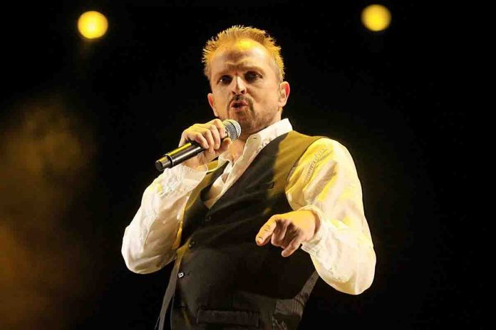 Miguel Bose Miguel Bose, 67 anni, sequestrato nella sua villa da otto uomini armati