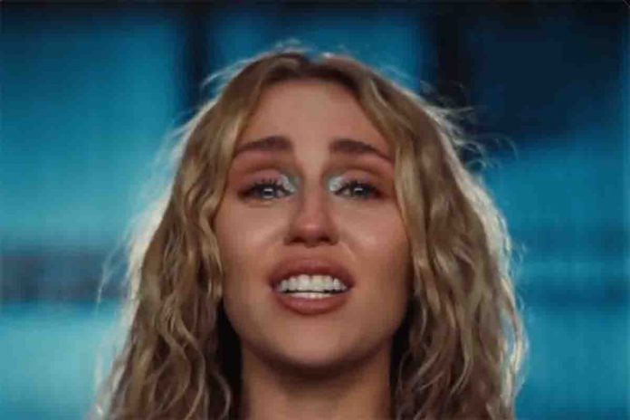 Un frame dell'ultimo video di Miley Cyrus