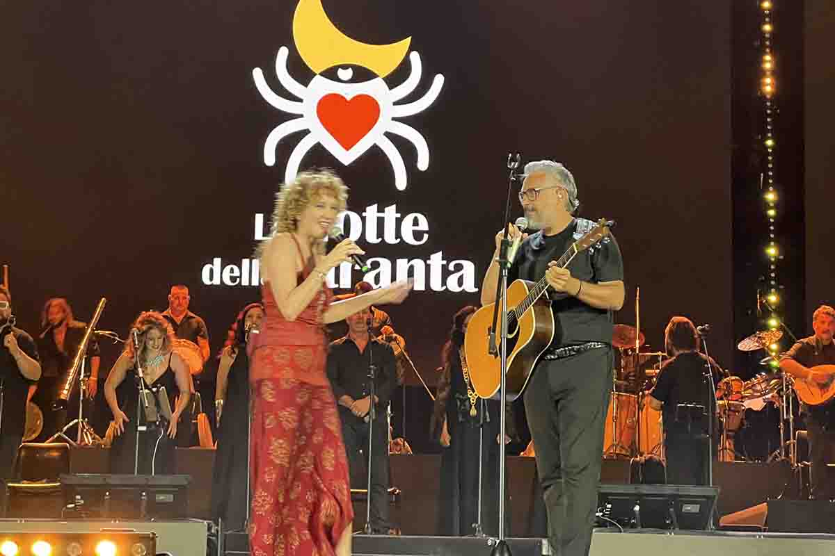 Fiorella Mannoia, maestra concertatrice e Brunori Sas sul palco della Notte della Taranta