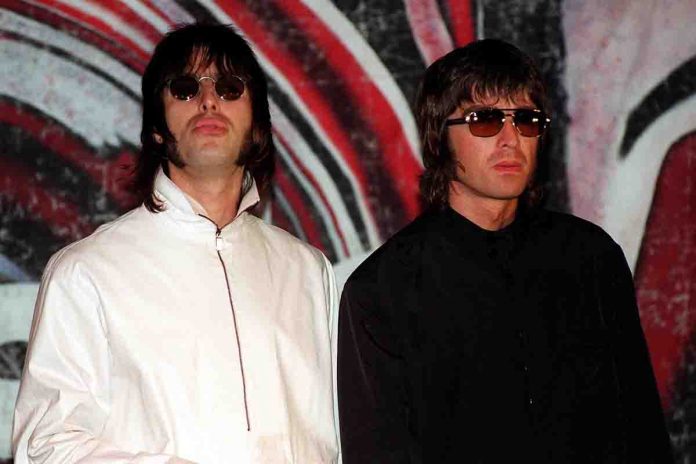 A sinistra Liam a destra Noel, foto di repertorio del 2003