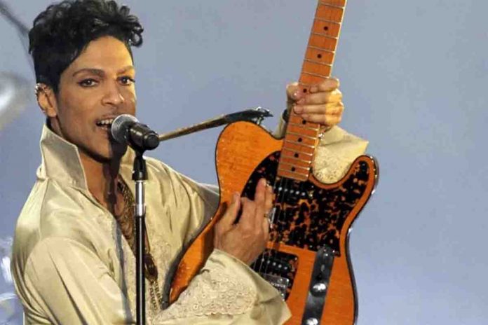 Prince con la mitica Fender Leopard, che ha suonato fino all'ultimo giorno