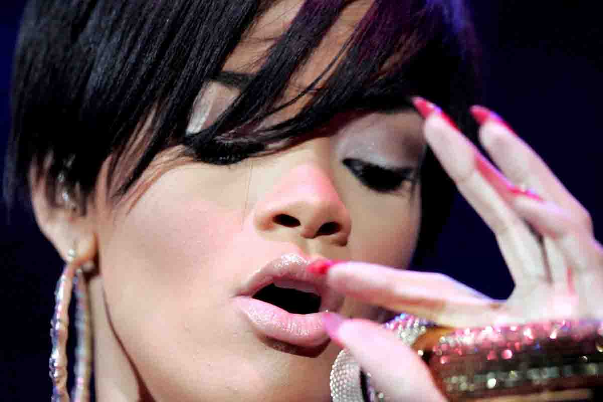 Un intenso primo piano di Rihanna, la cantante più popolare del mondo al momento