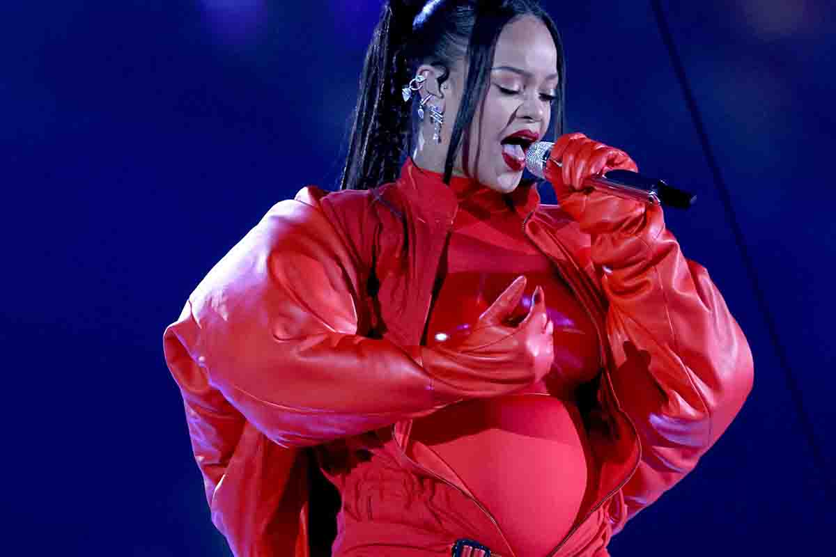 Rihanna mostra il suo pancino farcito al Superbowl