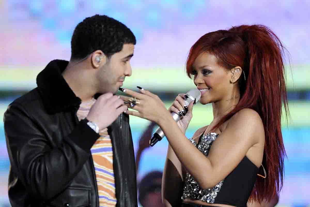 Rihanna e Drake sul palco all'epoca della loro relazione 