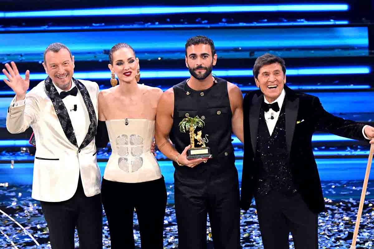 Da sinistra Amadeus, Chiara Ferragni, Gianni e Marco Mengoni nella serata finale del 2023