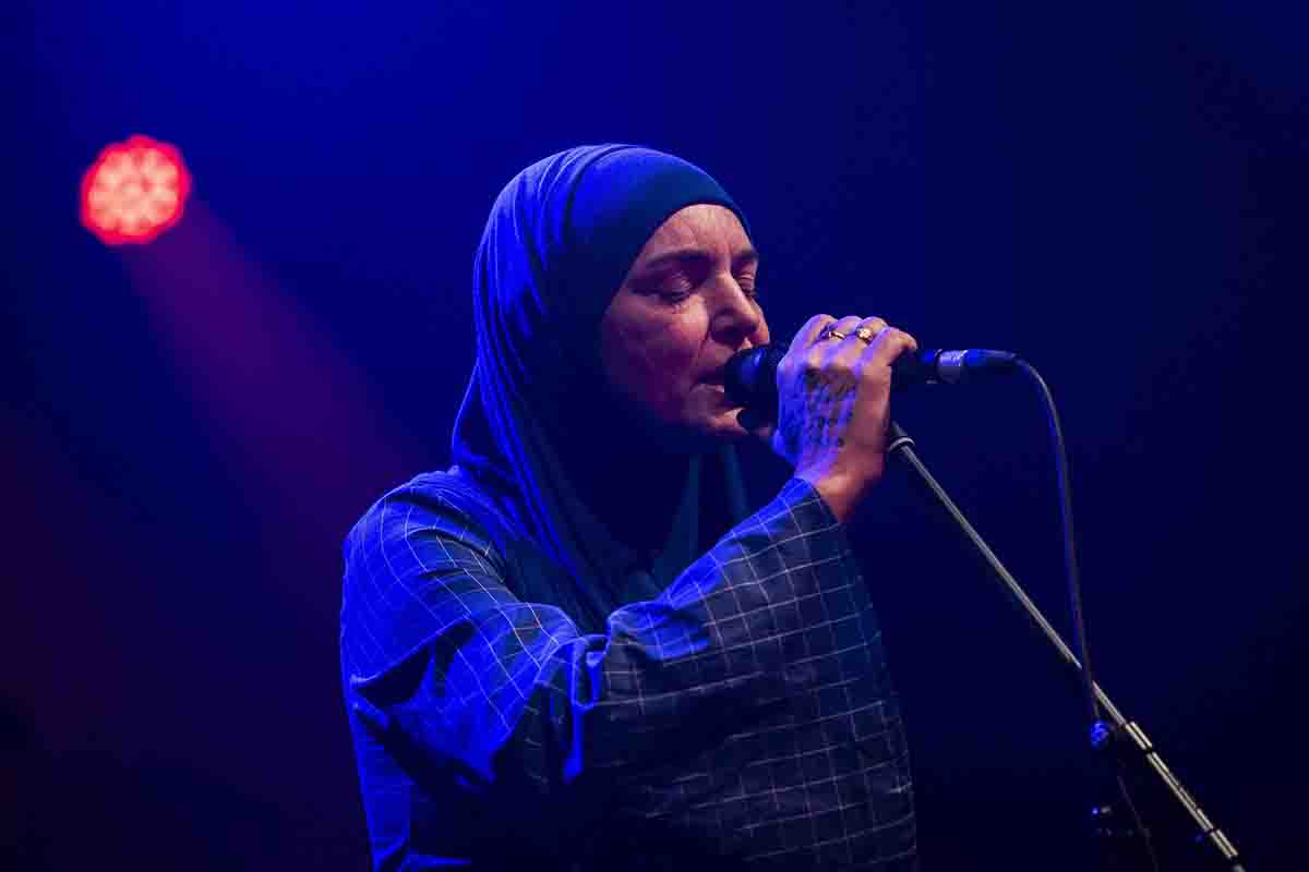 Sinead O'Connor in concerto all'Akvarium Klub di Budapest dopo la sua conversione all'islamismo