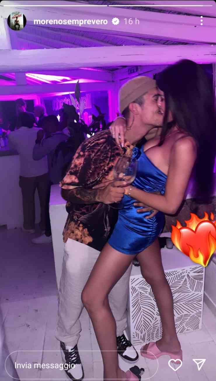 Storia Instagram Moreno, bacio con Barbara