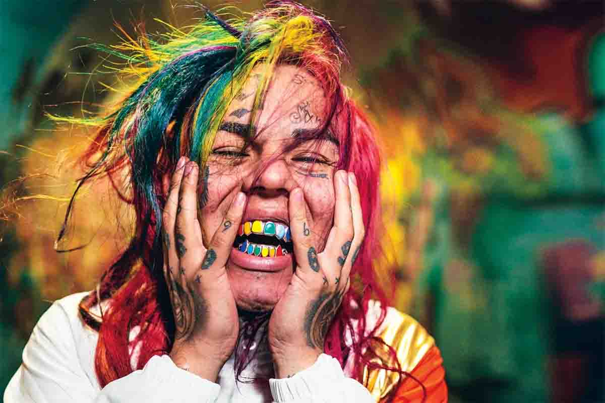 Una foto del controverso rapper Tekashi 6ix9ine, tanti guai con le gang e la polizia