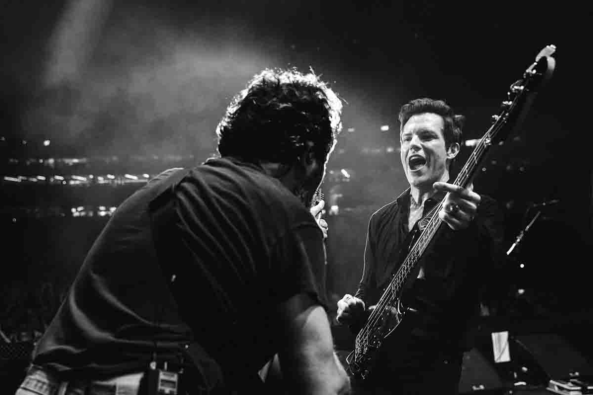 Flowers al basso durante For Reasons Unknown davanti a Vannucci