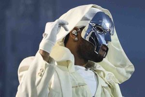 Abel Tesfaye con la sua maschera di The Weeknd sul palco