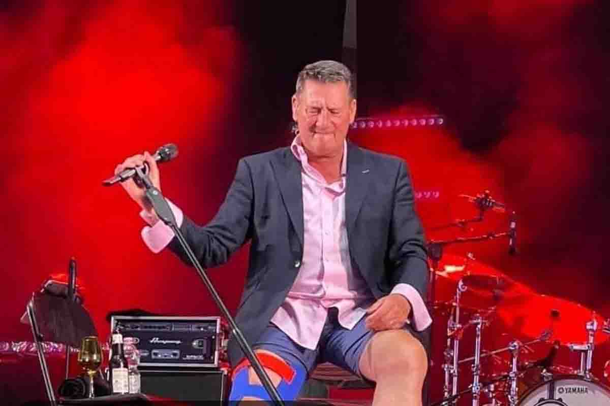 Tony Hadley immobilizzato sulla poltroncina del suo palco di Palmi