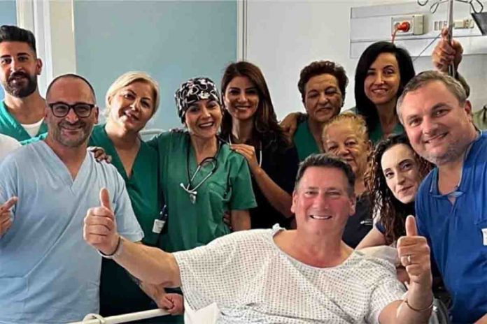 Hadley in ospedale circondato dallo staff del reparto di Ortopedia di Lamezia