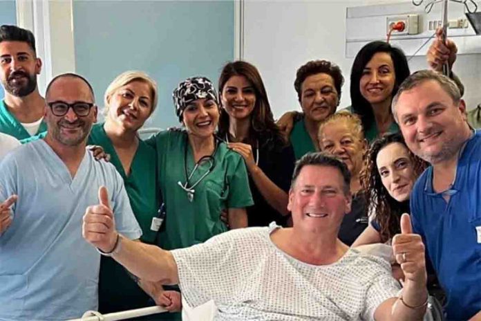 Tony Hadley Hadley in ospedale circondato dallo staff del reparto di Ortopedia di Lamezia