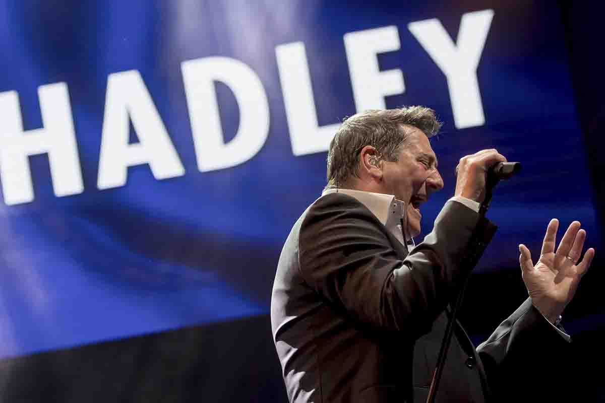 Tony Hadley, 63 anni, con gli Spandau Ballet e da solo