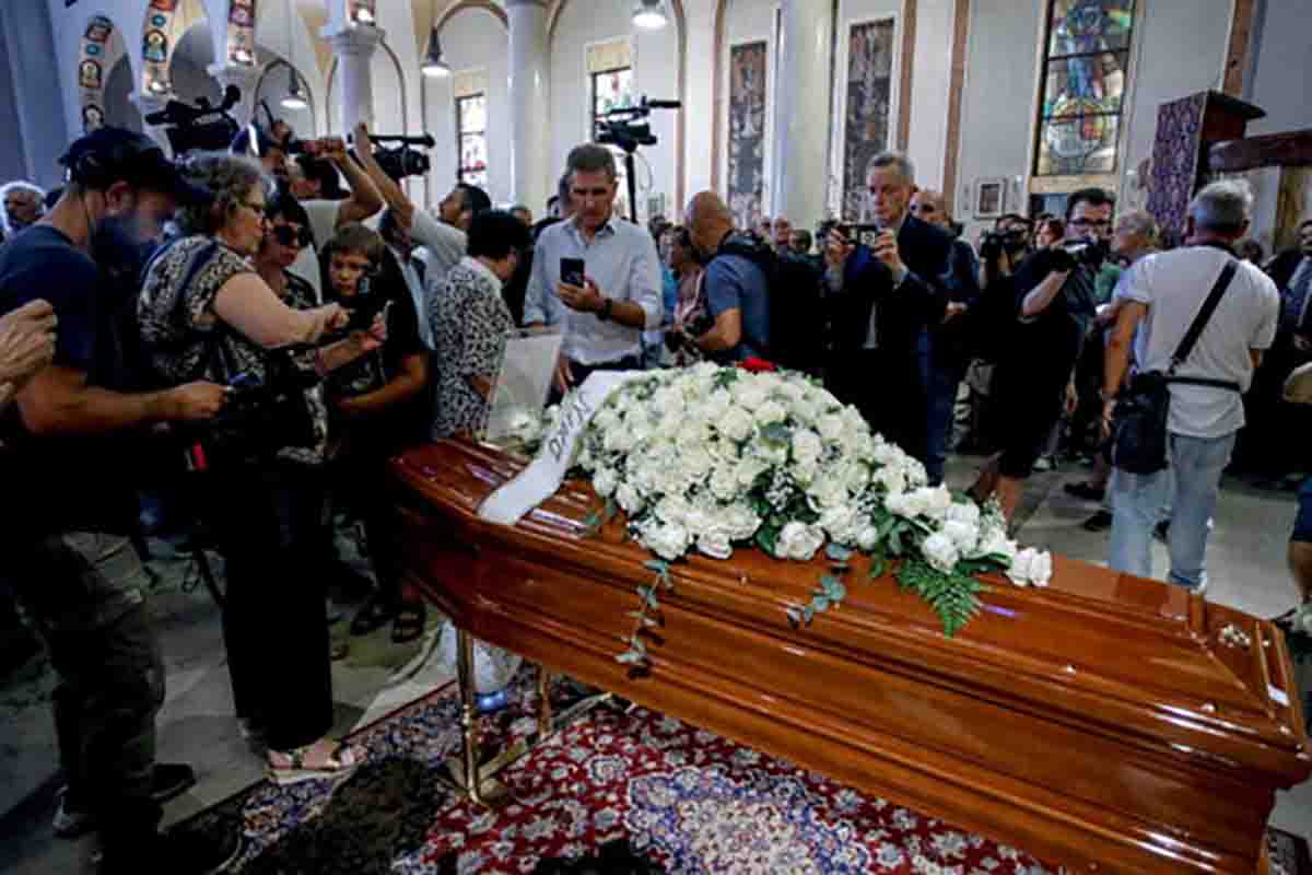 Il feretro di Toto Cutugno nella chiesa di viale Argonne a Milano