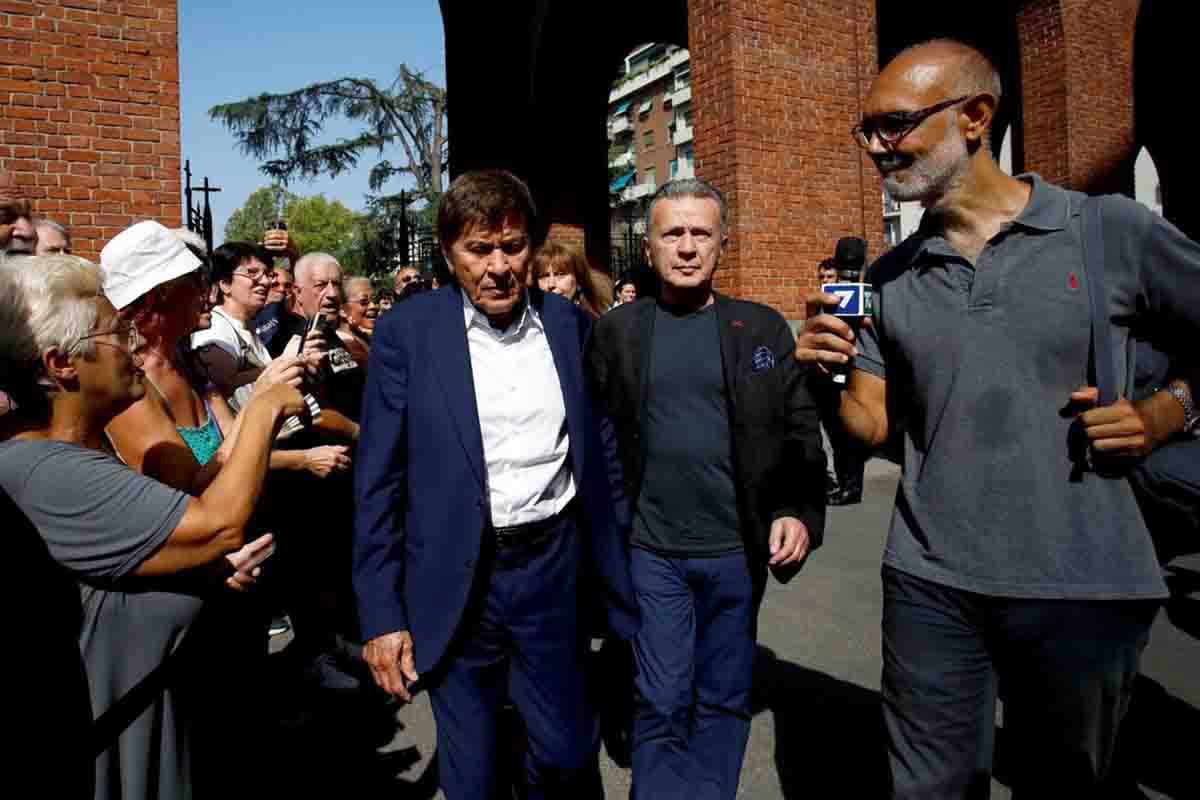 Gianni Morandi e Pupo, tra i pochi colleghi presenti alle esequie
