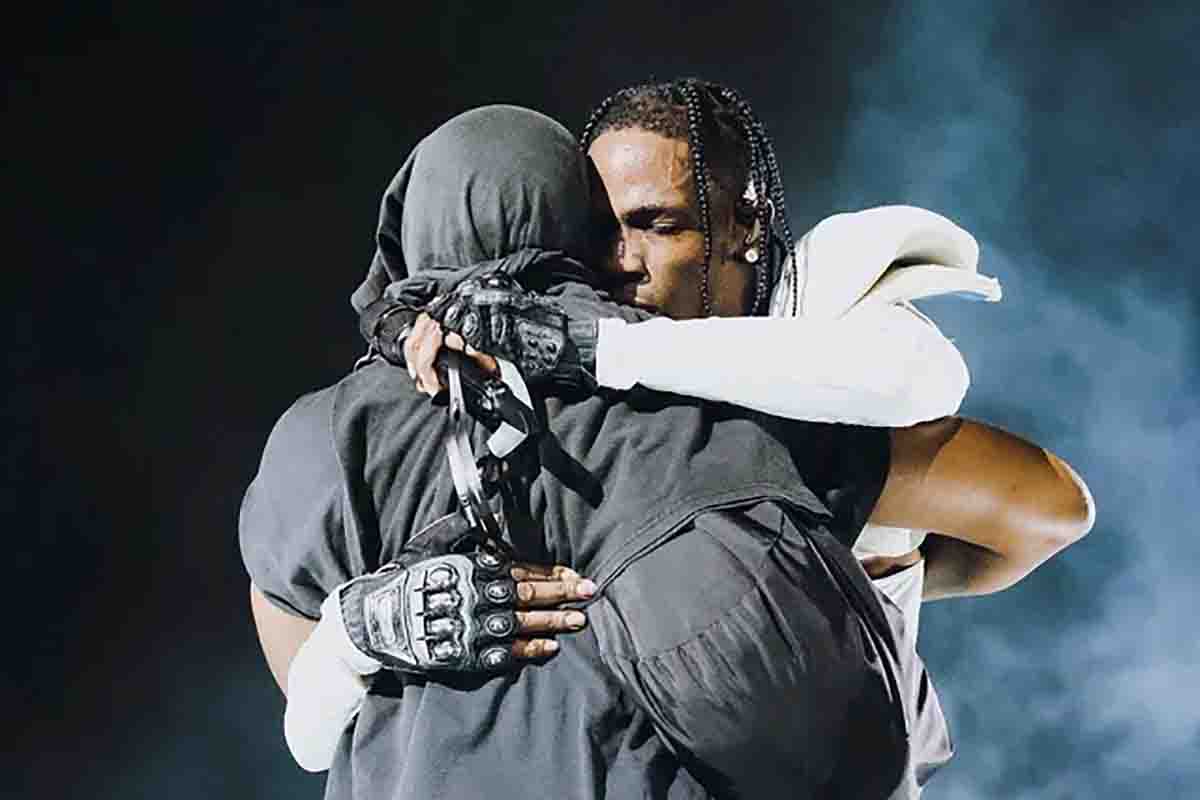 L'abbraccio tra Travis Scott e Kanye West