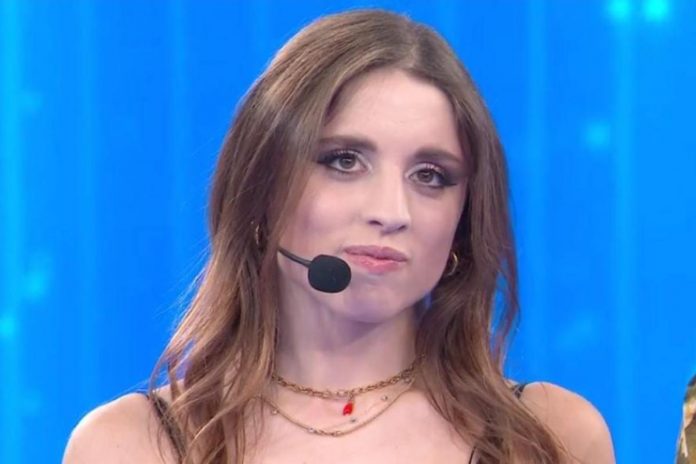 Angelina Mango ad Amici Angelina Mango: il video con mamma Laura