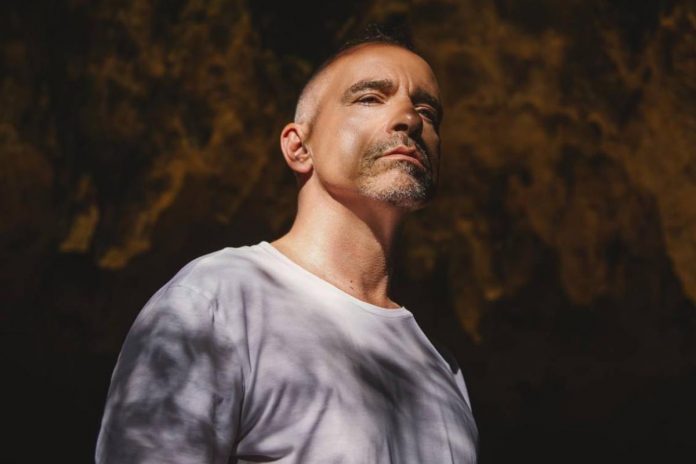 eros ramazzotti eros ramazzotti si è messo a cantare al semaforo insieme a un suo fan