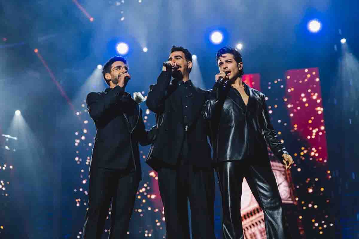 Il volo per sei date a Milano