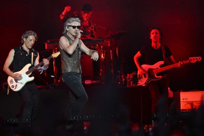 Ligabue in concerto Ligabue annuncia il suo nuovo singolo