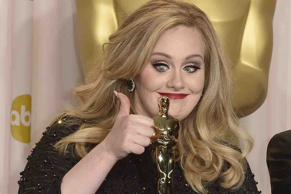 Adele con l'Oscar vinto per Skyfall