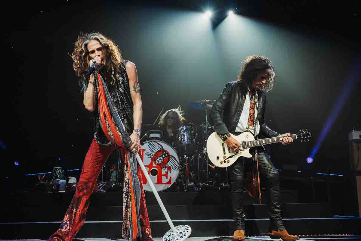 A sinistra Steven Tyler, con Joe Perry in uno scatto del loro ultimo show