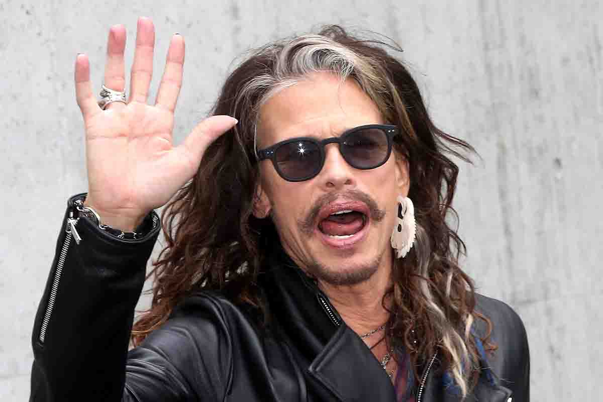 Steven Tyler niente spettacoli fino a data da destinarsi