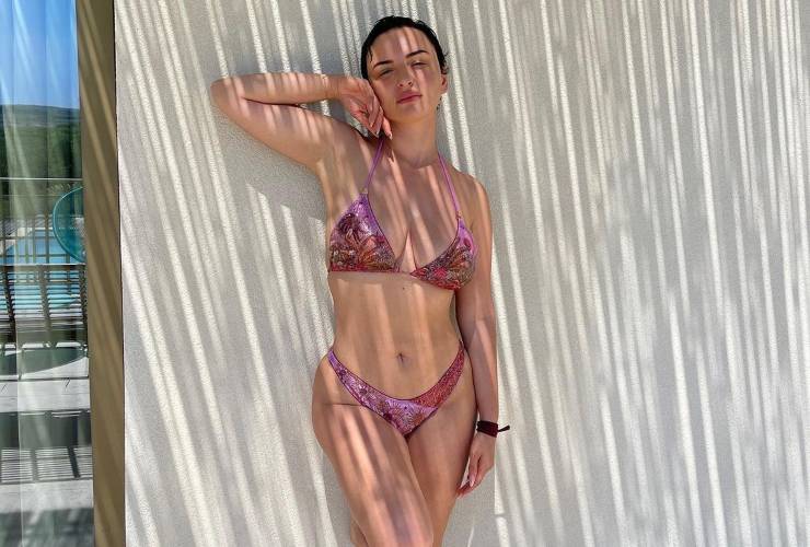Arisa in bikini