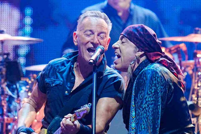 Bruce Springsteen A sinistra Bruce Springsteen, insieme all'inseparabile Little Steven
