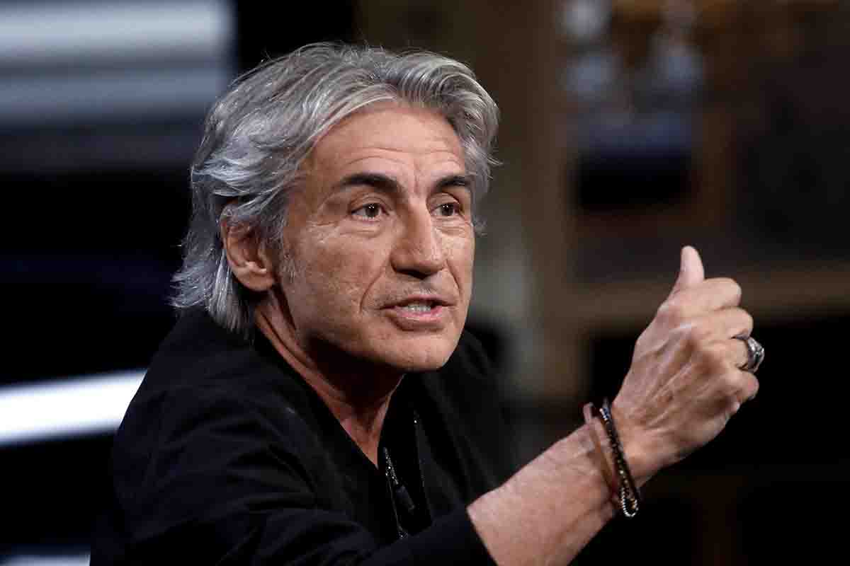 Luciano Ligabue torna al comando della classifica italiana