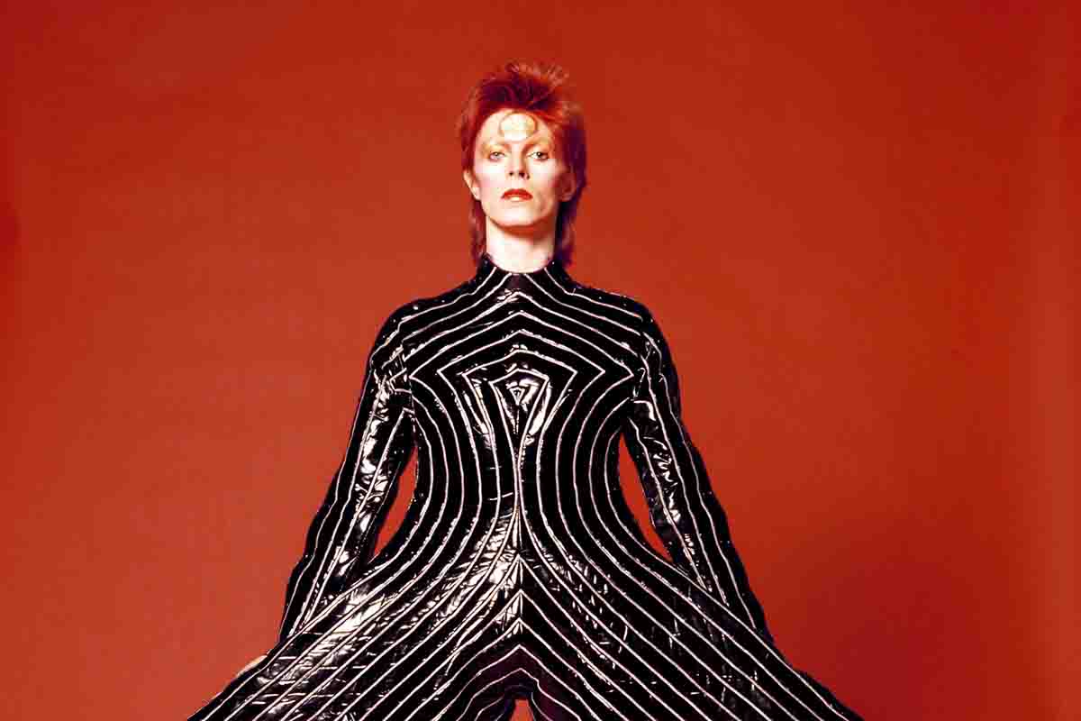David Bowie con un costume di scena del suo repertorio