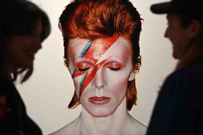 David Bowie in. una illustrazione che ricorda i 50 anni di Aladdin Sane