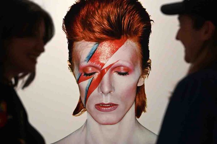 David Bowie David Bowie in. una illustrazione che ricorda i 50 anni di Aladdin Sane