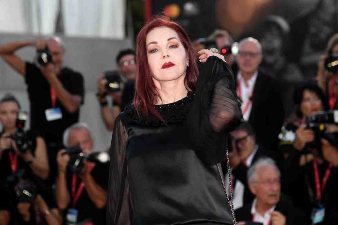 Priscilla Presley sul red carpet del Festival di Venezia